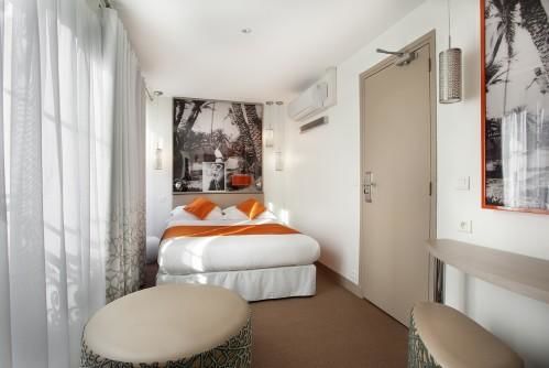 Hotel Mayet – Double Superior Room (street view)